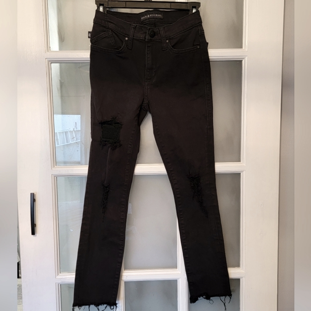🔴Rock & Republic size 2 distressed black skinny jean with raw hemline